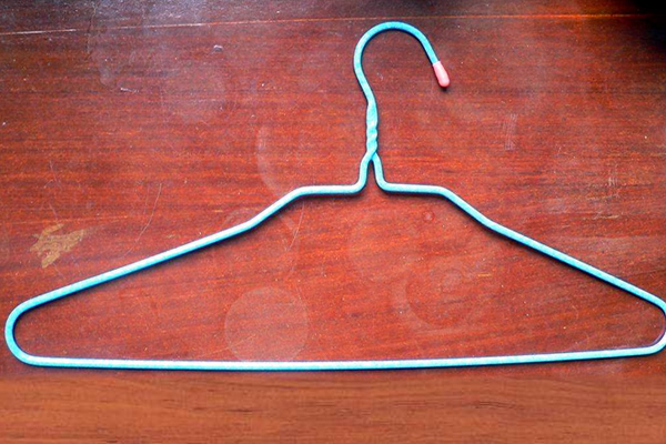 https://www.wire-hangers.com/images/powder-coated-laundry-hangers.jpg